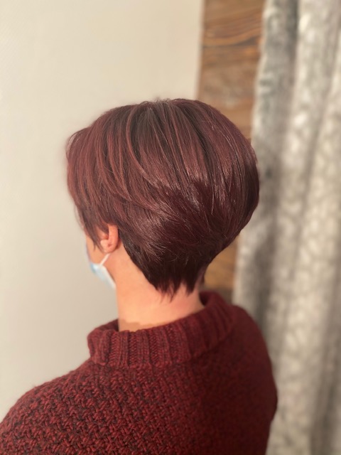 Coupe boule dégradée avec couleur acajou de L'Oréal dans salon de coiffure au Grand Bornand