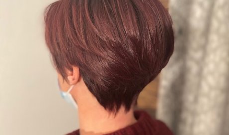 Coupe boule dégradée avec couleur acajou de L'Oréal dans salon de coiffure au Grand Bornand